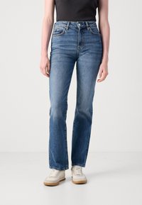 Lyseblå denimjeans med høy midje, rett benstil og falmet tekstur. Har beltehemper og frontlås med knapp.