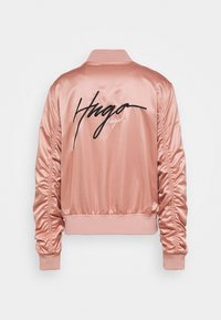 Różowa satynowa bomberka z marszczonymi rękawami, ribbowymi mankietami i czarnym napisem "Hugo" wyraźnie widocznym na plecach.