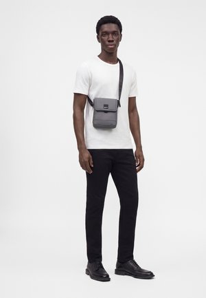 Karl Lagerfeld Jeans, REPORTER PATCH LOGO - Чанта за носене през рамо - grey
