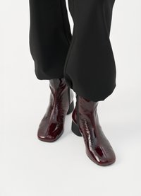 Bordowe lakierowane botki za kostkę z szpiczastym noskiem i słupkowym obcasem, z gładką, błyszczącą fakturą i zamkiem błyskawicznym z boku.