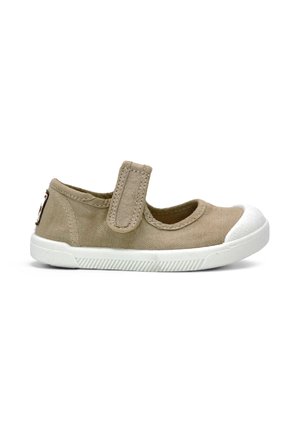 Chaussure pour enfant en toile beige avec semelle en caoutchouc blanche et bout renforcé, dotée d'une sangle unique à fermeture Velcro sur le dessus.