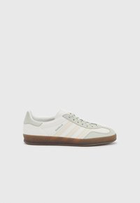 adidas Originals GAZELLE INDOOR UNISEX - Sneaker low - core white/wonder white/halo green