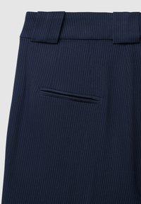Pantaloni blu navy con righe sottili, caratterizzati da una frontale liscia, due tasche posteriori e una texture di tessuto morbida. Vita sartoriale con passanti per cintura.
