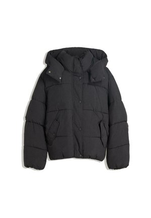 Giubbotto imbottito nero con colletto alto e cappuccio, caratterizzato da un design a trapunta, bottoni a pressione e due tasche laterali. Tessuto morbido e texture.