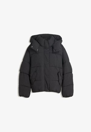 Crna puffer jakna s visokim ovratnikom i kapuljačom, koja ima quilted dizajn, kopče na drukere i dva bočna džepa. Mekan, teksturiran materijal.