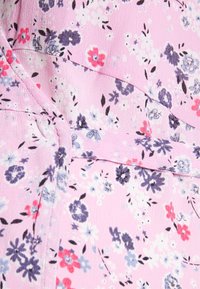 Tecido floral em rosa com pequenas flores brancas, roxas e vermelhas. Textura suave com um leve brilho, apresentando um detalhe de costura ao longo do meio.