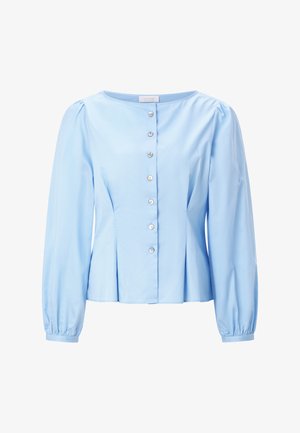 Blusa azul claro de tela suave, con escote redondo, mangas largas abullonadas y una fila de seis botones brillantes en la parte delantera.