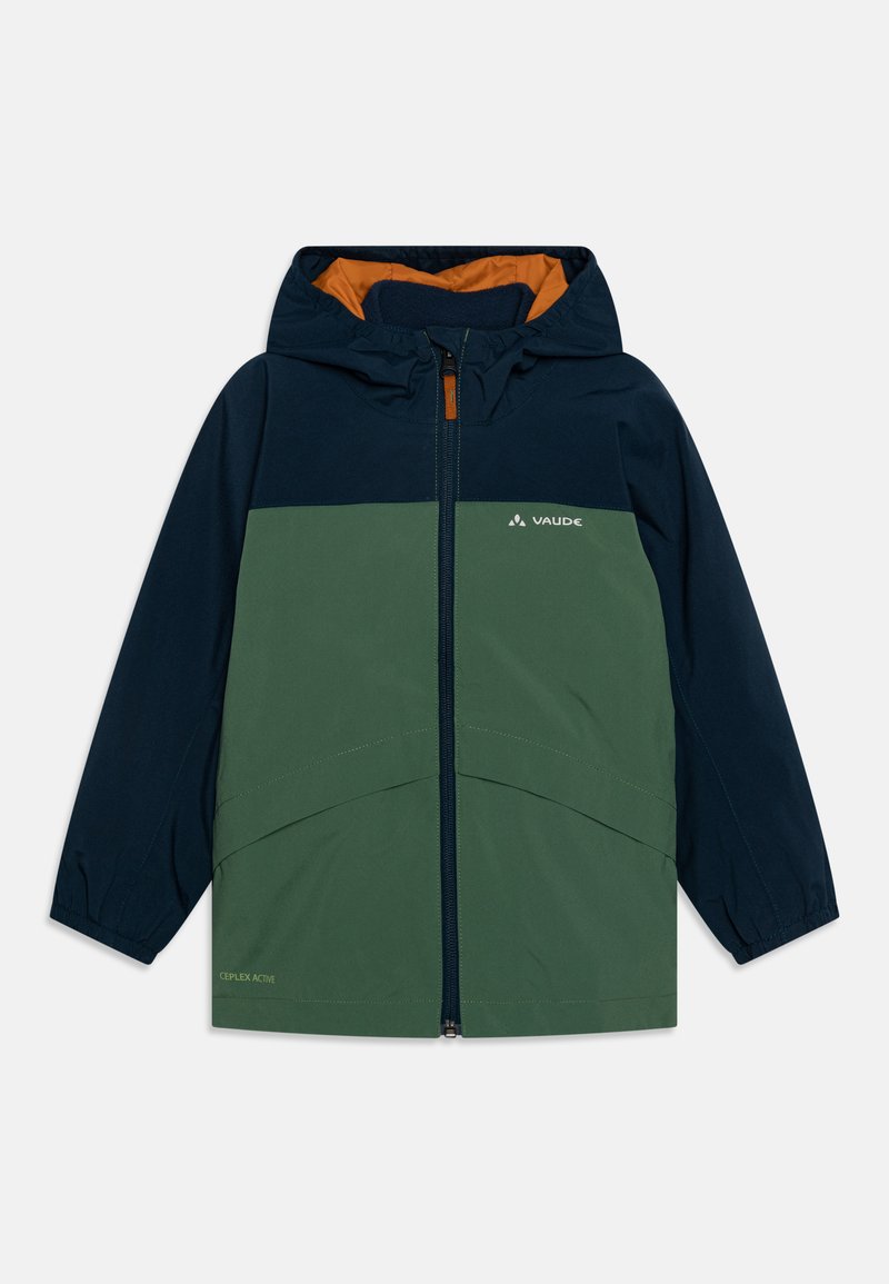 Veste verte et marine avec capuche, dotée d'un zip sur le devant et d'une doublure orange contrastante. Comprend un détail de logo et une texture lisse.