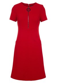 Robe courte rouge à manches courtes avec un col rond, une fermeture éclair à l'avant et un accent métallique circulaire en haut. Tissu lisse et silhouette en A.