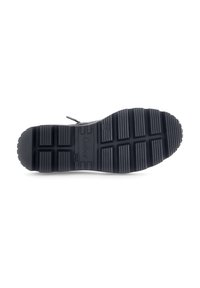 Semelle de chaussure en caoutchouc noir avec une surface texturée et à motif ; présente de profondes rainures pour une meilleure adhérence et un subtil imprimé de logo.
