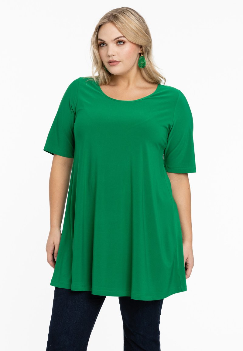 Groene korte mouwen top van een gladde, rekbare stof met een ronde halslijn en een losse, vloeiende pasvorm die onder de heupen reikt.