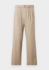 F1 MOVIE PUBLIC 2 PLEAT PANT - Pantalon classique - camel