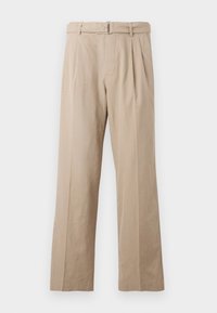 F1 MOVIE PUBLIC 2 PLEAT PANT - Broek - camel