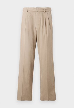 Pantaloni beige a gamba larga realizzati in un morbido misto cotone, con pieghe frontali, cintura cucita e una cintura con fibbia in metallo.
