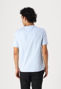 Tommy Hilfiger SEASONAL SOLID TEE - Basic T-shirt - breezy blue