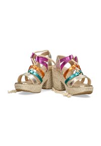Espadrilles de tacón alto con una base de yute trenzado, que cuentan con correas metálicas en rosa, naranja y azul verdoso en la parte delantera y el tobillo.