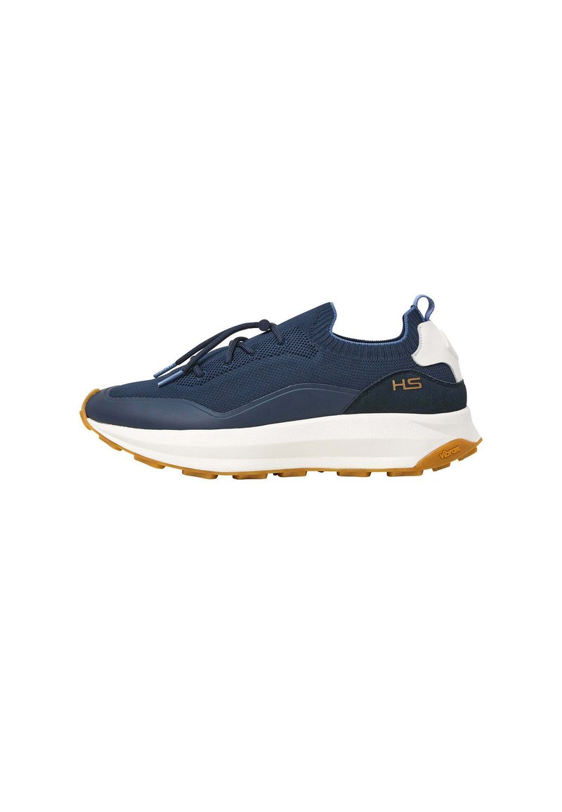 Marinblå atletiska skor med en texturerad mesh-ovandel, vita och svarta detaljer, elastiska snören och en gummisula med ett brunt mönster.