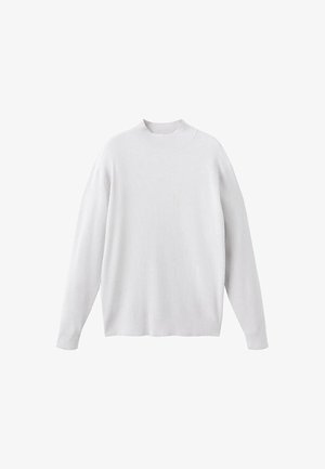 Bela rebrasta turtleneck pulover z dolgimi rokavi, sproščenega kroja in teksturirano površino. Vodoravni rebrasti vzorec in ravna robna linija.