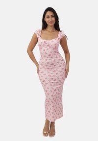 Różowa sukienka w kwiaty z krótkimi bufkami, slim fit, o długości do kolan. Wykonana z lekkiego materiału, z dekoltem w kształcie łódki.