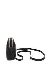 Schwarze Leder-Umhängetasche mit zwei Reißverschlüssen, schlanker rechteckiger Form, verstellbarem Tragegurt und Hardware-Details in Goldoptik. Texturierte Oberfläche.