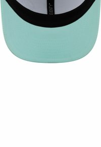 Miętowa czapka z czarnym regulowanym paskiem, z zakrzywionym rondem i gładką fakturą. Spód pokazuje jasną podszewkę z materiału.