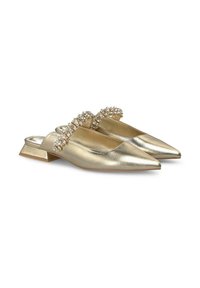Mules métalliques dorés avec un bout pointu, présentant une sangle décorative en cristal sur le dessus du pied et un petit talon bloc.