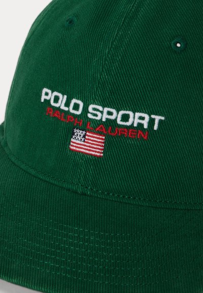 Πράσινο καπέλο με λευκή επιγραφή "POLO SPORT" και κόκκινη επιγραφή "RALPH LAUREN" πάνω από μια μικρή κεντημένη αμερικανική σημαία.