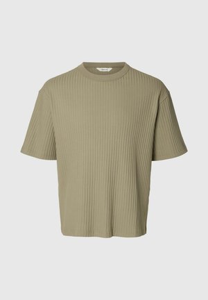 Kurzärmeliges olivgrünes geripptes Strick-T-Shirt mit rundem Ausschnitt, dargestellt vor einem einfarbigen hellgrauen Hintergrund.