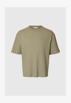 Lühikeste varrukatega oliivroheline soonikkoes T-särk ümmarguse kaelusega, esitatud ühevärvilisel heledal hallil taustal.