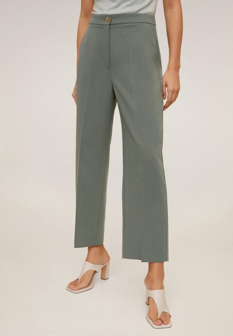 Pantalons en tissu vert discret avec une coupe droite, dotés d'une fermeture à bouton à l'avant et de poches latérales. Texture lisse, ajustement sur mesure.