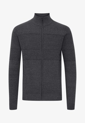 Tumši pelēks jaku ar rāvējslēdzēju un augstu apkakli, ar teksturētām horizontālām paneļiem un ribota tipa aprocēm un apakšu. Mīksta adīta auduma.