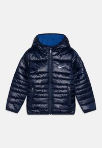 Tyrkysová prošívaná bunda s lesklým povrchem, vybavená kapucí, předním zipem a dvěma bočními kapsami. Obsahuje bílé logo Nike na hrudi.
