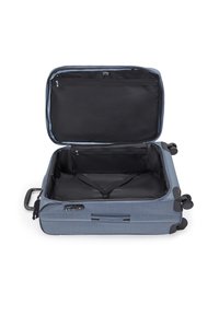 Modrý polyesterový kufr s otevřeným zipem, černým interiérem a síťovanou kapsou, nastavitelné popruhy a čtyřmi kolečky pro snadnou mobilitu.