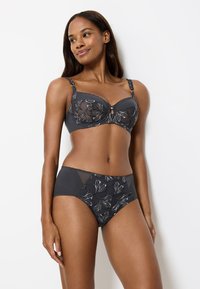 Šedá souprava spodního prádla se silikonovými košíčky a výšivkami květinových vzorů. Souprava obsahuje také odpovídající kalhotky s vysokým pasem a síťovanými detaily.