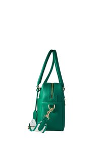 Bolso de cuero verde con cremallera dorada y herrajes, con doble asa y una correa de hombro desmontable a rayas blancas y verdes.