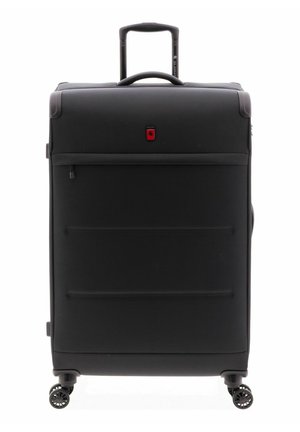 Valise souple noire en softshell avec quatre roues pivotantes, une poignée rétractable, une poignée de transport supérieure et un petit logo de marque rouge sur le panneau avant.