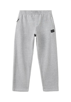 Hellgraue Jogginghose mit elastischem Bund, seitlicher Reißverschlusstasche links und kleinem schwarzem rechteckigem Aufnäher am rechten Oberschenkel.