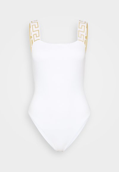 Fato de banho branco com uma textura suave, apresentando alças grossas e estampadas amarelas com um design geométrico. Decote arredondado clássico e cobertura moderada.