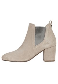 Beige suede kotníková bota s blokovým podpatkem, zaoblenou špičkou a šedou elastickou boční panelem pro snadné nazouvání.