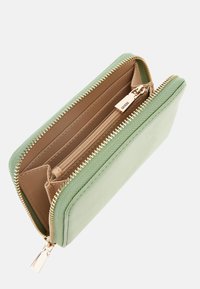 Grüne Brieftasche mit glatter Oberfläche, goldenem Reißverschluss und hellbraunem Innenraum. Verfügt über mehrere Kartenfächer und ein zipbares Münzfach.