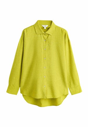 Pikkade varrukatega laimiroheline linane särk kraega, esil nööpidega ja kaarjalt lõigatud äärega valgel taustal.