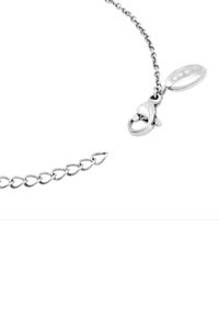 Collar de cadena de metal plateado con cierre de langosta. Presenta eslabones redondeados y una etiqueta en disco grabada con "BREIL". Acabado de superficie suave.