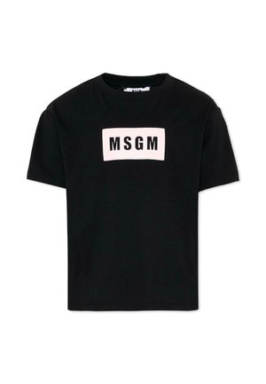 Czarny t-shirt z krótkim rękawem z białą prostokątną naszywką na środku klatki piersiowej z napisem "MSGM" w pogrubionych czarnych literach.