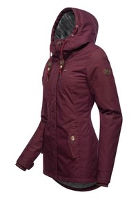 Maroon wasserfeste Jacke mit Kapuze, grauem Innenfutter, Druckknopfakzenten und zwei Vorderseiten Taschen. Verstellbare Kordelzüge an der Kapuze.