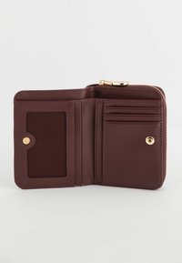 Portfel z bordo skóry ze złotymi elementami, wyposażony w miejsce na karty, przezroczyste okienko na dowód oraz zabezpieczenie RFID. Otwarty układ pokazuje wnętrze portfela.