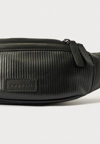 Μαύρο δερμάτινο τσαντάκι μέσης με ραβδώσεις, διπλούς φερμουάρ και κεντρικό κέντημα με το λογότυπο Bugatti μπροστά.