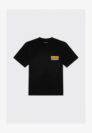 Czarny bawełniany t-shirt z prostokątną grafiką w kolorze żółtym i czerwonym, na której widnieje napis "DO WYNAJĘCIA", z dodatkowymi danymi kontaktowymi poniżej. Krótkie rękawy.