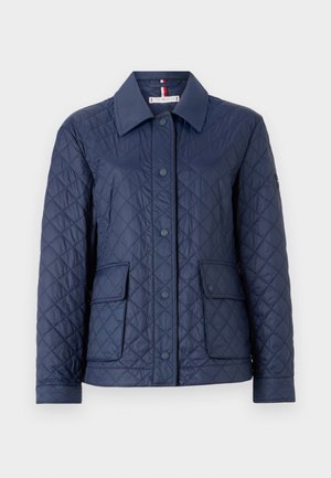 Veste matelassée navy avec un col, fermeture à boutons sur le devant, deux grandes poches à rabat et motif en losanges texturé.