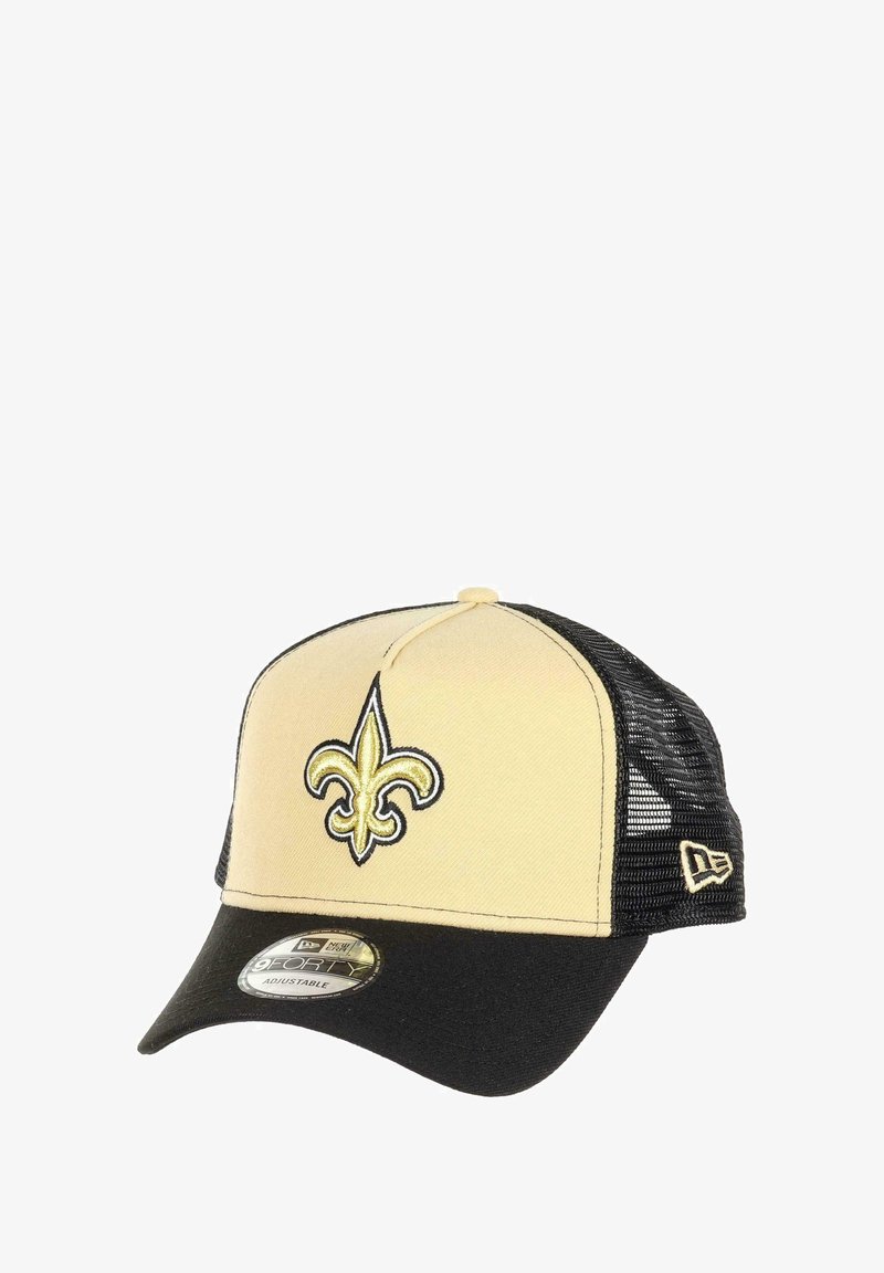 Schwarze und beige Kappe mit Netzrücken, mit goldgesticktem Fleur-de-Lis-Logo auf der Vorderseite, gebogenem schwarzen Schirm und verstellbarem Riemen auf der Rückseite.