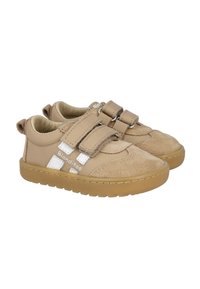 Zapatos para niños en color beige, con parte superior de ante y cuero, correas de velcro, suela de goma texturizada y detalles de logotipo blanco en el lateral.